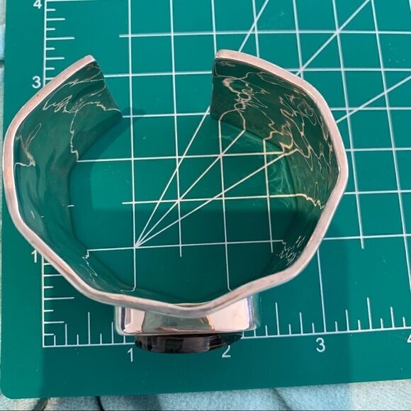 Vtg Red Envelope hammered silver mop bracelet - Picture 2 of 14